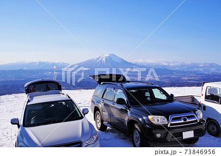 自動車イメージ　雪景色の中のSUV 73846956