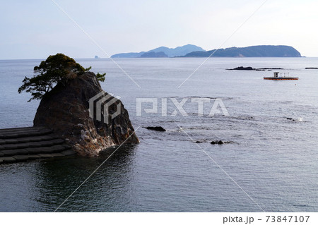 鳶の巣岩と大島 73847107