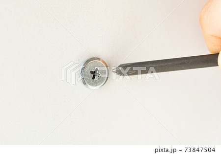 プラスネジとプラスドライバー　工具　プラスのねじ　DIY 73847504