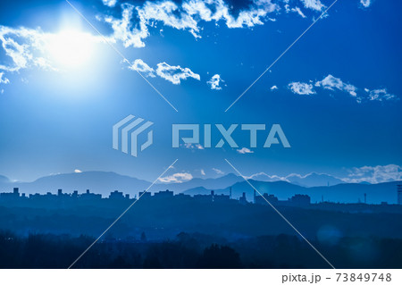 横浜郊外から見る夕暮れの空と山脈の景色 横浜郊外から見る夕暮れの空と山脈の景色 73849748