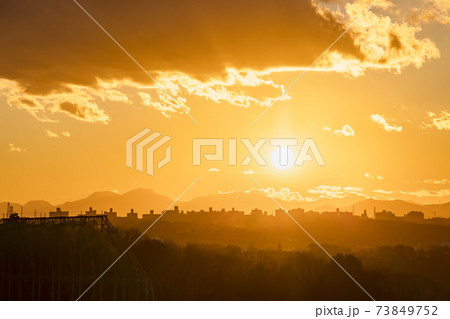 横浜郊外から見る夕暮れの空と山脈の景色 横浜郊外から見る夕暮れの空と山脈の景色 73849752