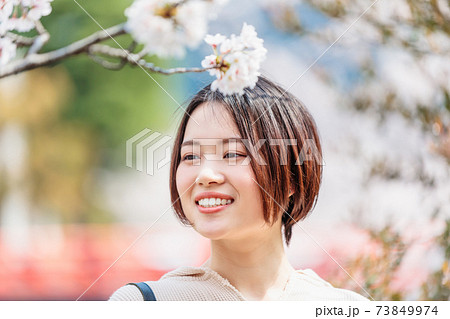 春の京都観光で桜を見る若い女性の写真素材