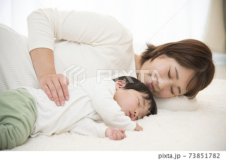母　子　添い寝 73851782