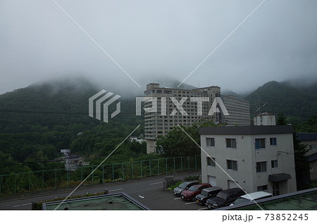 雨の定山渓温泉 73852245
