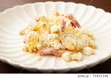 ベーコンと茹でたまごのポテトサラダ ベーコンと茹でたまごのポテトサラダ 73852346