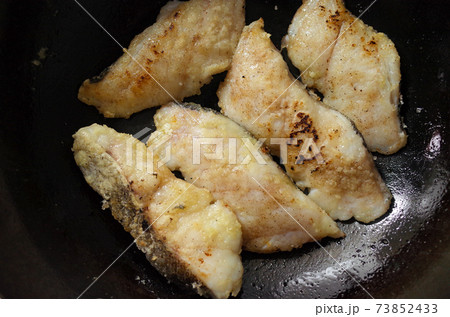 鱈のムニエルを作る 73852433