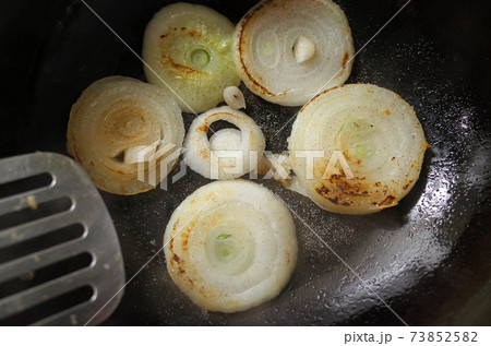 フライパンで玉ねぎを焼く フライパンで玉ねぎを焼く 73852582