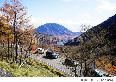 国道120号　金精峠を抜けて栃木県奥日光の湯ノ湖に向かう途中から見る湯ノ湖方面と男体山 73854698