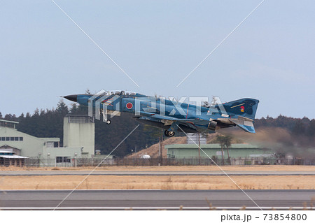 航空自衛隊RF-4EファントムⅡ海上迷彩の離陸 73854800