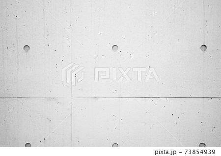 打ちっ放しのコンクリート壁の背景 寄り モノクローム 打ちっ放しのコンクリート壁の背景 寄り モノクローム 73854939