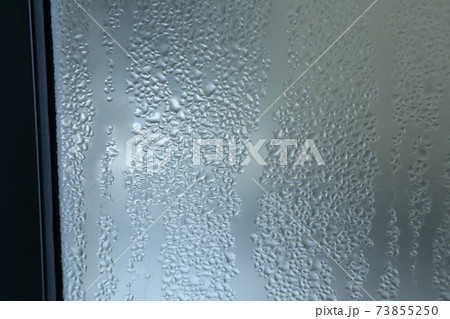 結露した窓ガラス 73855250
