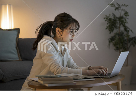 ノートパソコンで作業をする若い女性 73855274