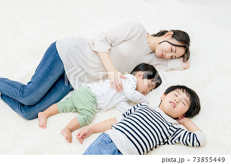 子どもたちに添い寝するママ 子どもたちに添い寝するママ 73855449