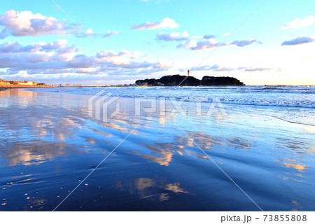 白い雲が引き潮の海に映り込む江ノ島の海岸 73855808