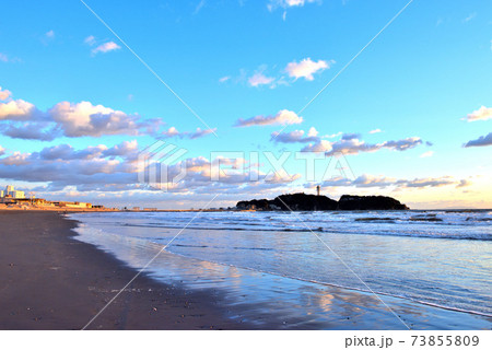 白い雲が引き潮の海に映り込む江ノ島の海岸 73855809