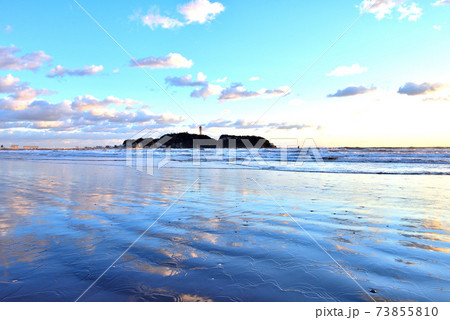 白い雲が引き潮の海に映り込む江ノ島の海岸 白い雲が引き潮の海に映り込む江ノ島の海岸 73855810