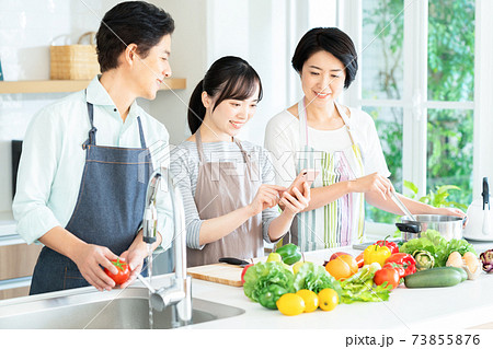 家族　キッチン　家事　料理　ライフスタイル　カジュアル 73855876