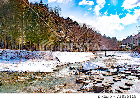 群馬県四万温泉郷に流れる冬の四万川の雪景色 群馬県四万温泉郷に流れる冬の四万川の雪景色 73856119