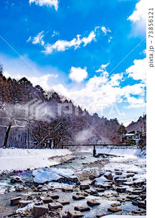 群馬県四万温泉郷に流れる冬の四万川の雪景色 群馬県四万温泉郷に流れる冬の四万川の雪景色 73856121