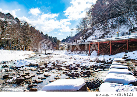 群馬県四万温泉郷に流れる冬の四万川の雪景色 73856123