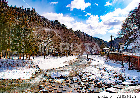 群馬県四万温泉郷に流れる冬の四万川の雪景色 群馬県四万温泉郷に流れる冬の四万川の雪景色 73856128