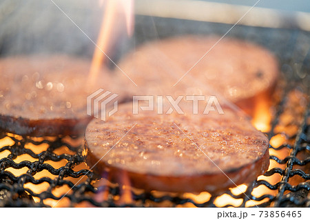 あらびきソーセージステーキ 七輪で炭火焼き あらびきソーセージステーキ 七輪で炭火焼き 73856465