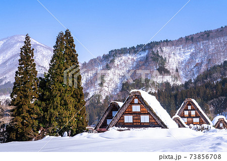 《岐阜県》積雪の白川郷・冬の合掌造り集落 73856708