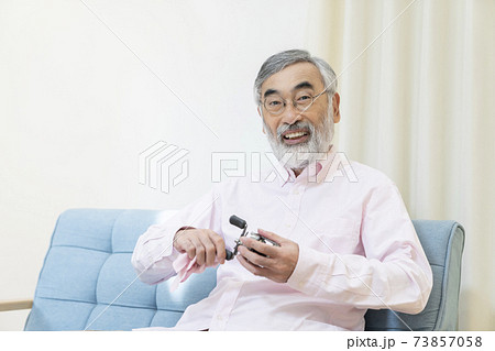 趣味を楽しむシニア男性 73857058