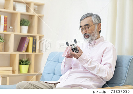 趣味を楽しむシニア男性 73857059