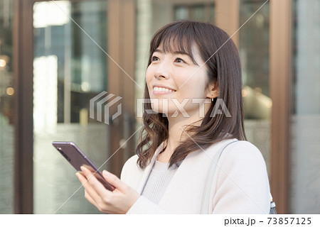 スマートフォンを操作する女性 スマートフォンを操作する女性 73857125