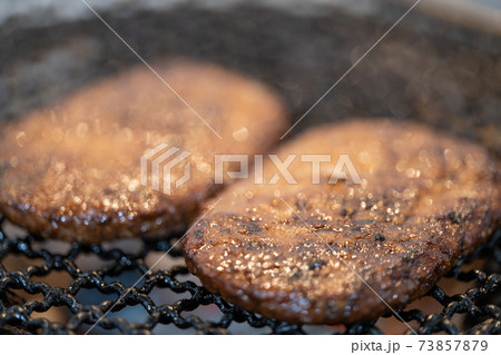 炭火焼きハンバーグ 七輪で炭火焼き 炭火焼きハンバーグ 七輪で炭火焼き 73857879