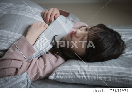 眠る女性・睡眠、安眠イメージ 73857971
