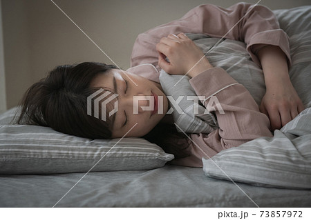 眠る女性・睡眠、安眠イメージ 73857972