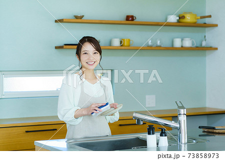 お皿を洗う女性　主婦イメージ 73858973