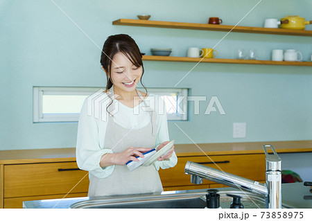 お皿を洗う女性　主婦イメージ 73858975