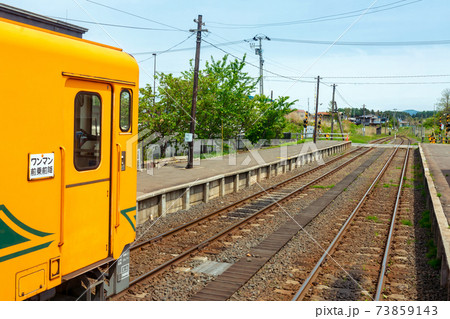 【青森県】ローカル鉄道プラットホームの風景 73859143
