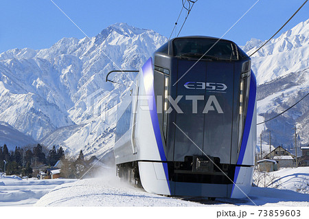 大糸線　白馬山麓の冬　雪晴れの五竜岳 73859603