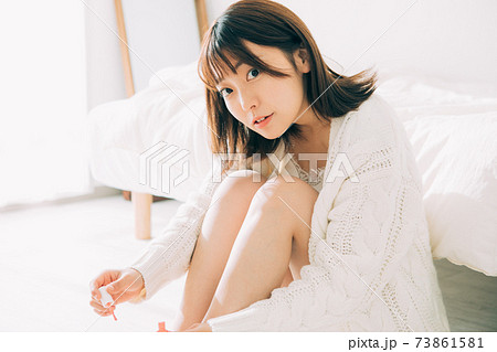 部屋でフットネイルをする女性 部屋でフットネイルをする女性 73861581