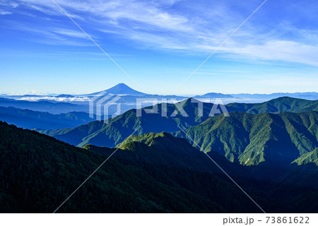 夏の奥秩父の山々と富士山 夏の奥秩父の山々と富士山 73861622