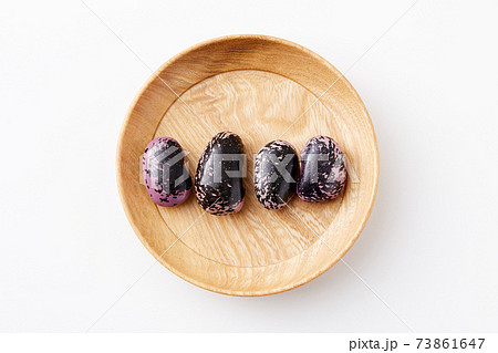 木の小皿に乗った紫花豆 73861647
