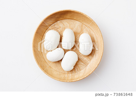 木の小皿に乗った白花豆 73861648