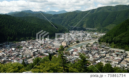 郡上八幡城から見た郡上八幡の城下町 73861754