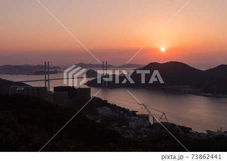 鍋冠山公園展望台からのながさき女神大橋夕景 73862441