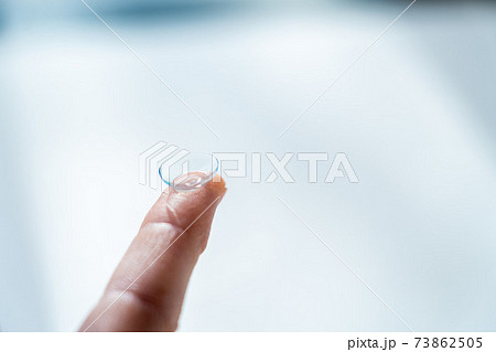 コンタクトレンズをのせた指先 73862505