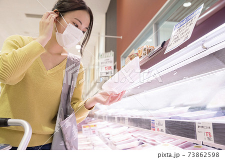 スーパーのお肉コーナーで買い物をするマスク姿女性買い物客 スーパーのお肉コーナーで買い物をするマスク姿女性買い物客 73862598