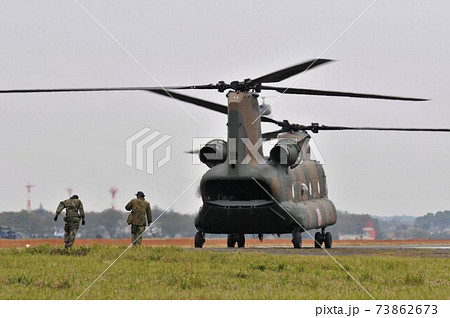陸上自衛隊立川駐屯地に着陸したch 47輸送ヘリコプターの写真素材