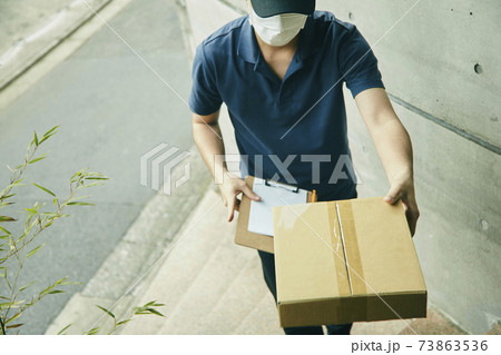 配送 配達員 ダンボール 制服 階段 73863536