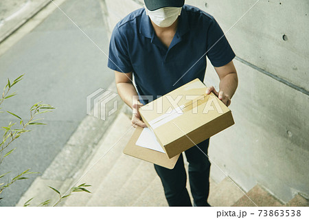 配送 配達員 ダンボール 制服 階段 73863538
