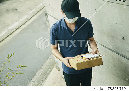 配送 配達員 ダンボール 制服 階段 73863539