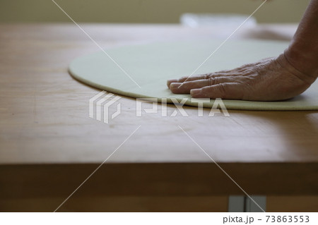 手打ちそばのし作業 手打ちそばのし作業 73863553